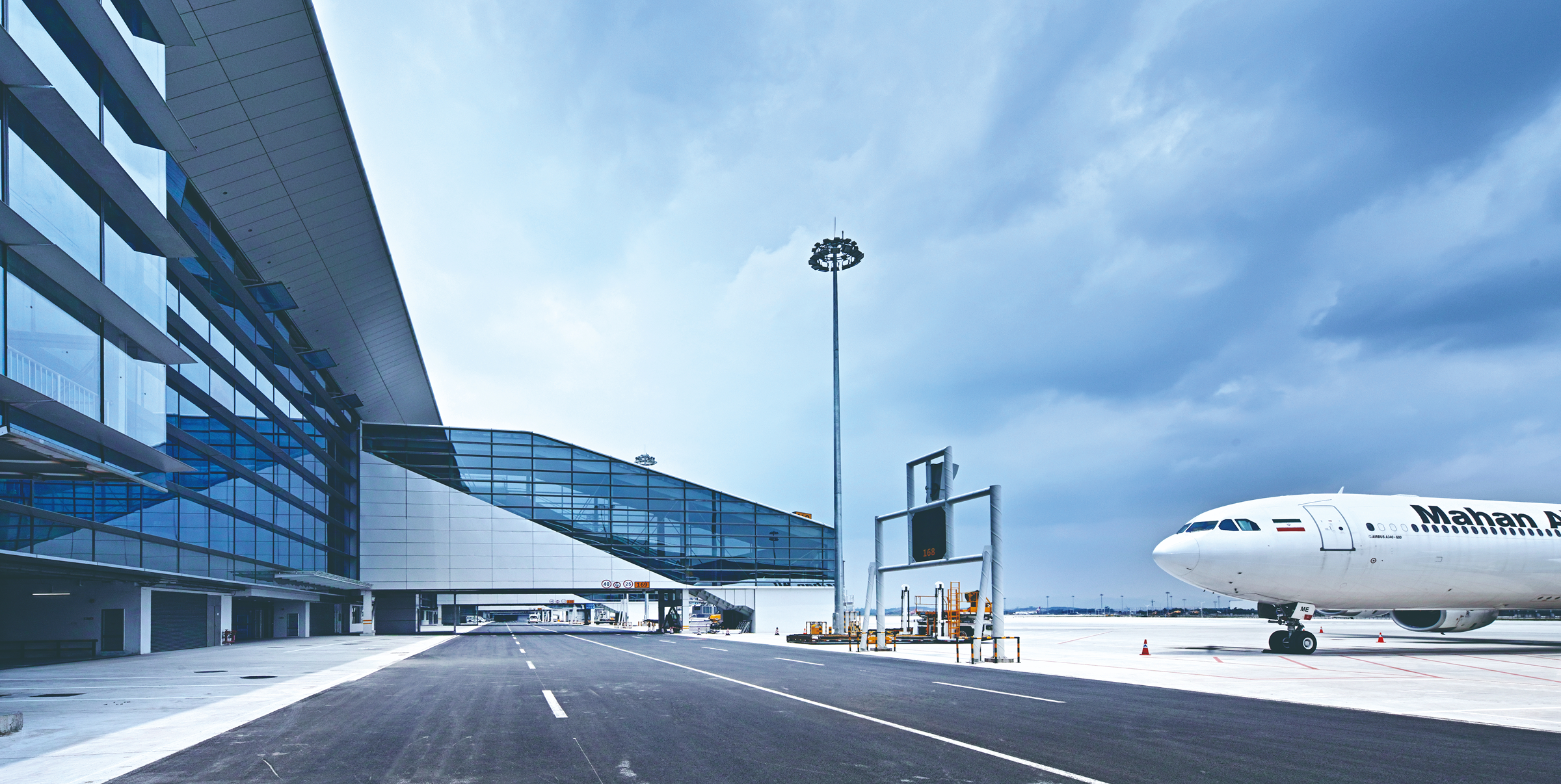 Boarding bridge connected to the airside façade of the terminal.