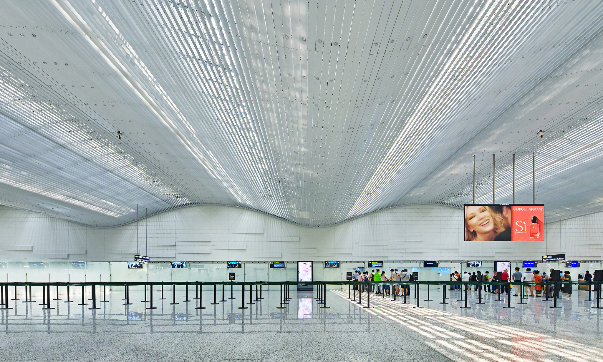 Security hall space connecting the departure sequence to later passenger zones.